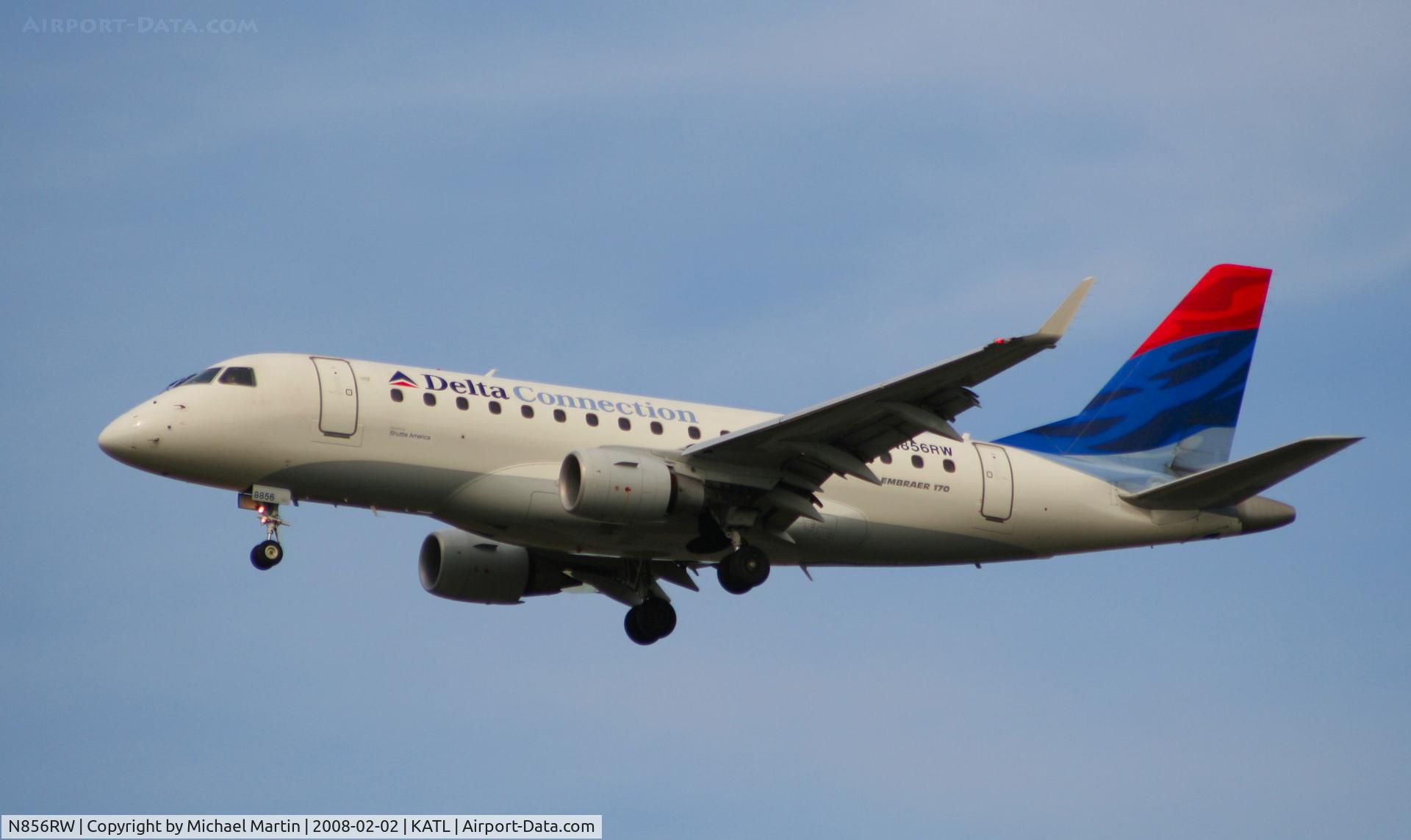N856RW, 2005 Embraer 170SE (ERJ-170-100SE) C/N 17000078, On final for Runway 26R