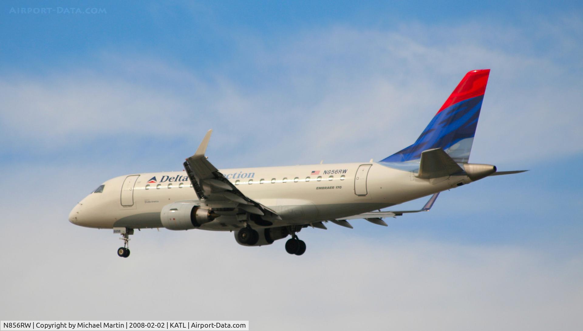 N856RW, 2005 Embraer 170SE (ERJ-170-100SE) C/N 17000078, Over the numbers of 26R