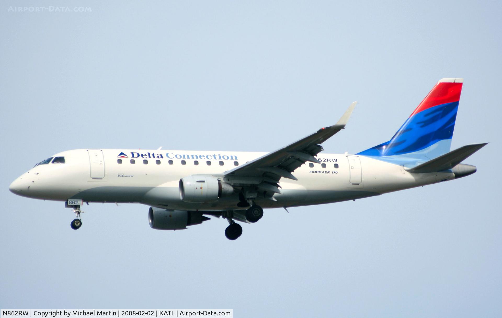 N862RW, 2005 Embraer 170SE (ERJ-170-100SE) C/N 17000098, On final for Runway 26R