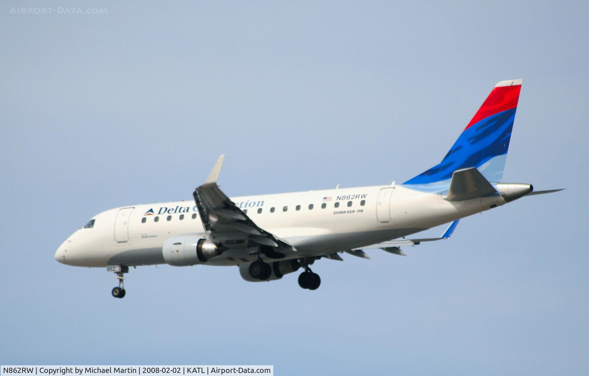N862RW, 2005 Embraer 170SE (ERJ-170-100SE) C/N 17000098, Over the numbers of 26R