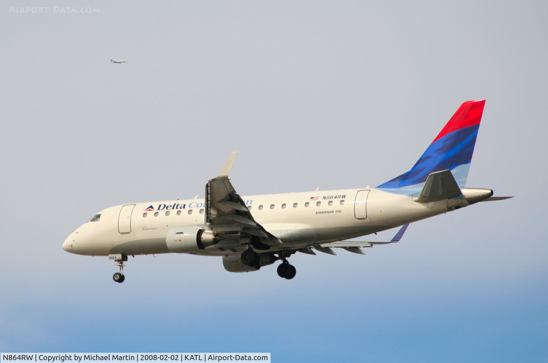 N864RW, 2006 Embraer 170SE (ERJ-170-100SE) C/N 17000117, Over the numbers of 26R