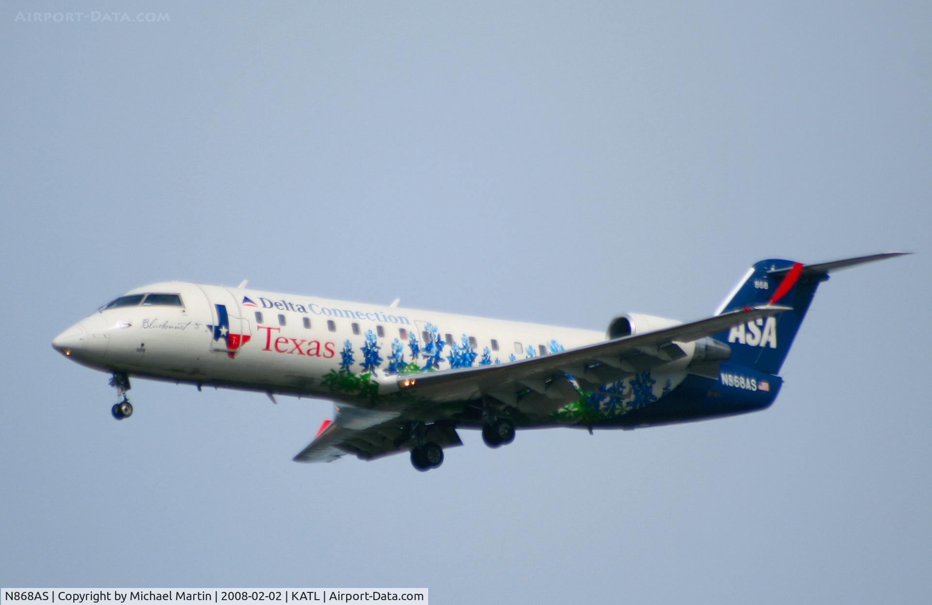 N868AS, 2001 Bombardier CRJ-200ER (CL-600-2B19) C/N 7474, On final for Runway 26R