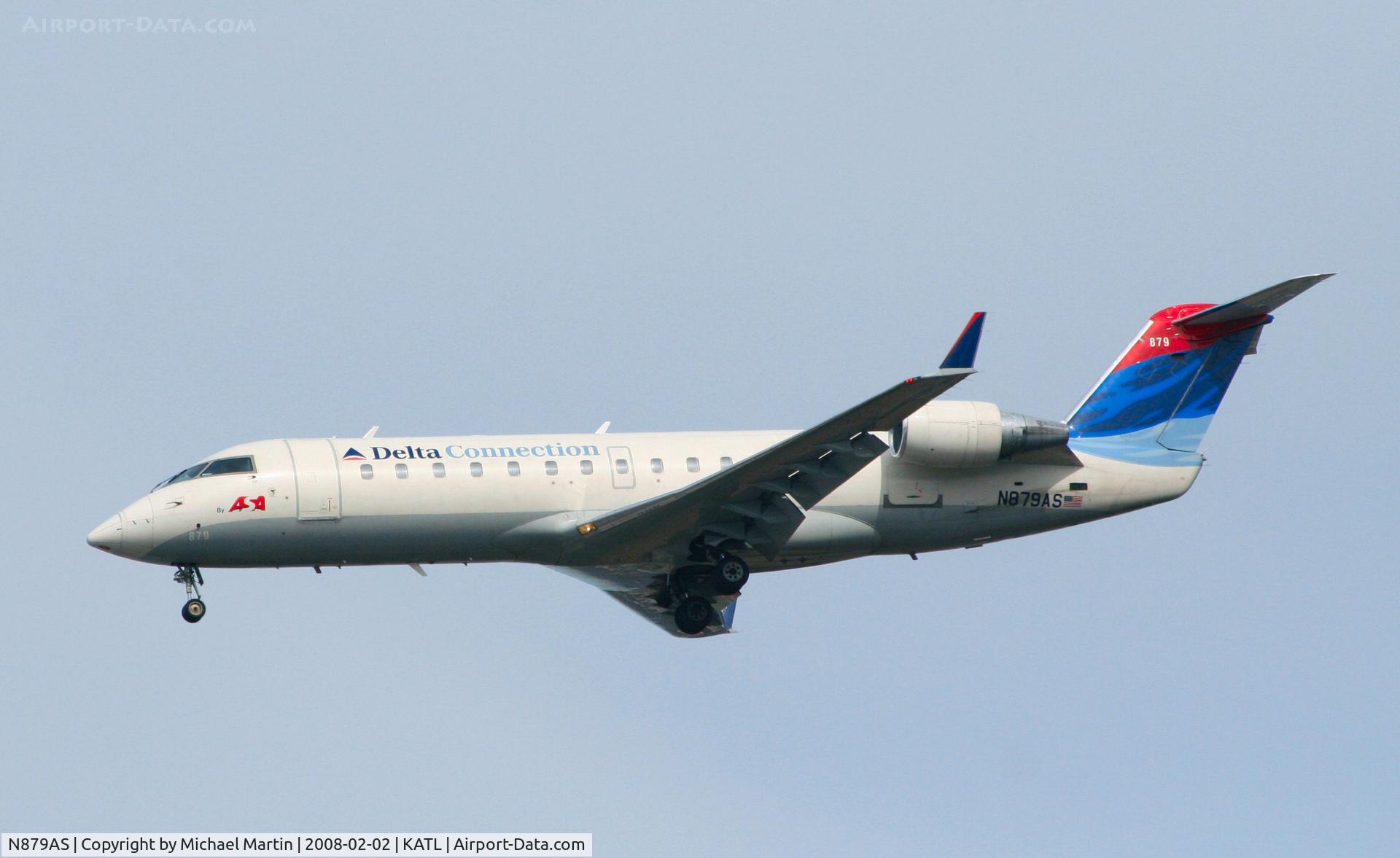 N879AS, 2002 Bombardier CRJ-200ER (CL-600-2B19) C/N 7600, On final for Runway 26R