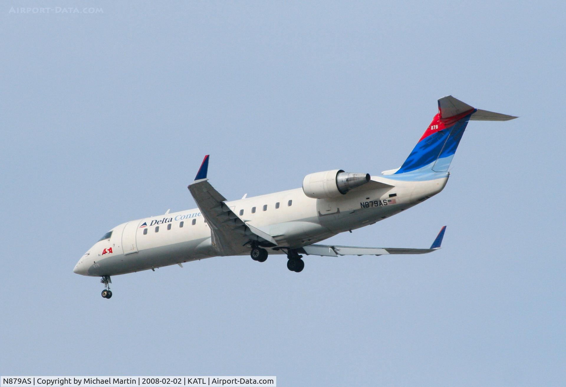 N879AS, 2002 Bombardier CRJ-200ER (CL-600-2B19) C/N 7600, Over the numbers of 26R