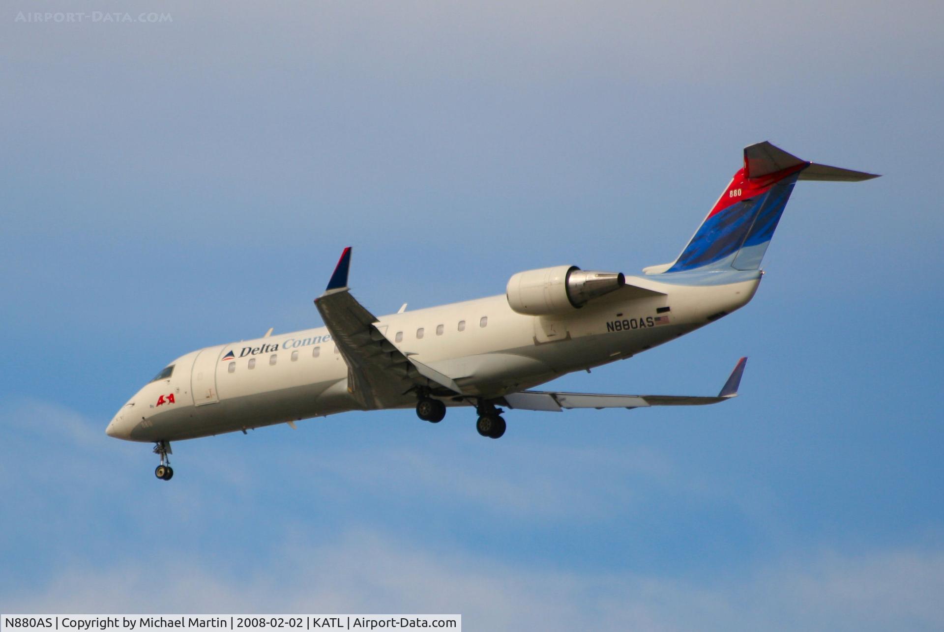 N880AS, 2002 Bombardier CRJ-200ER (CL-600-2B19) C/N 7606, Over the numbers of 26R