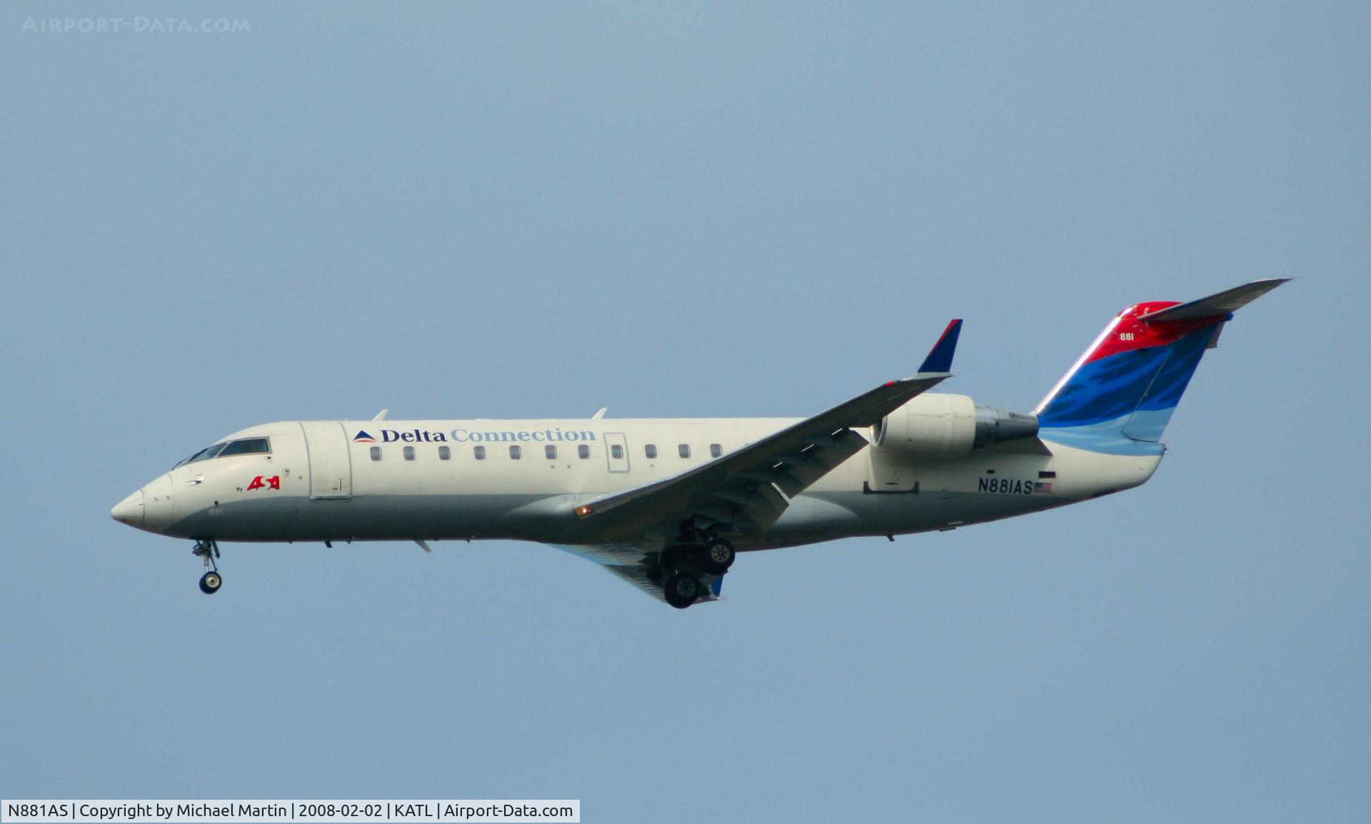 N881AS, 2001 Bombardier CRJ-200ER (CL-600-2B19) C/N 7496, On final for Runway 26R