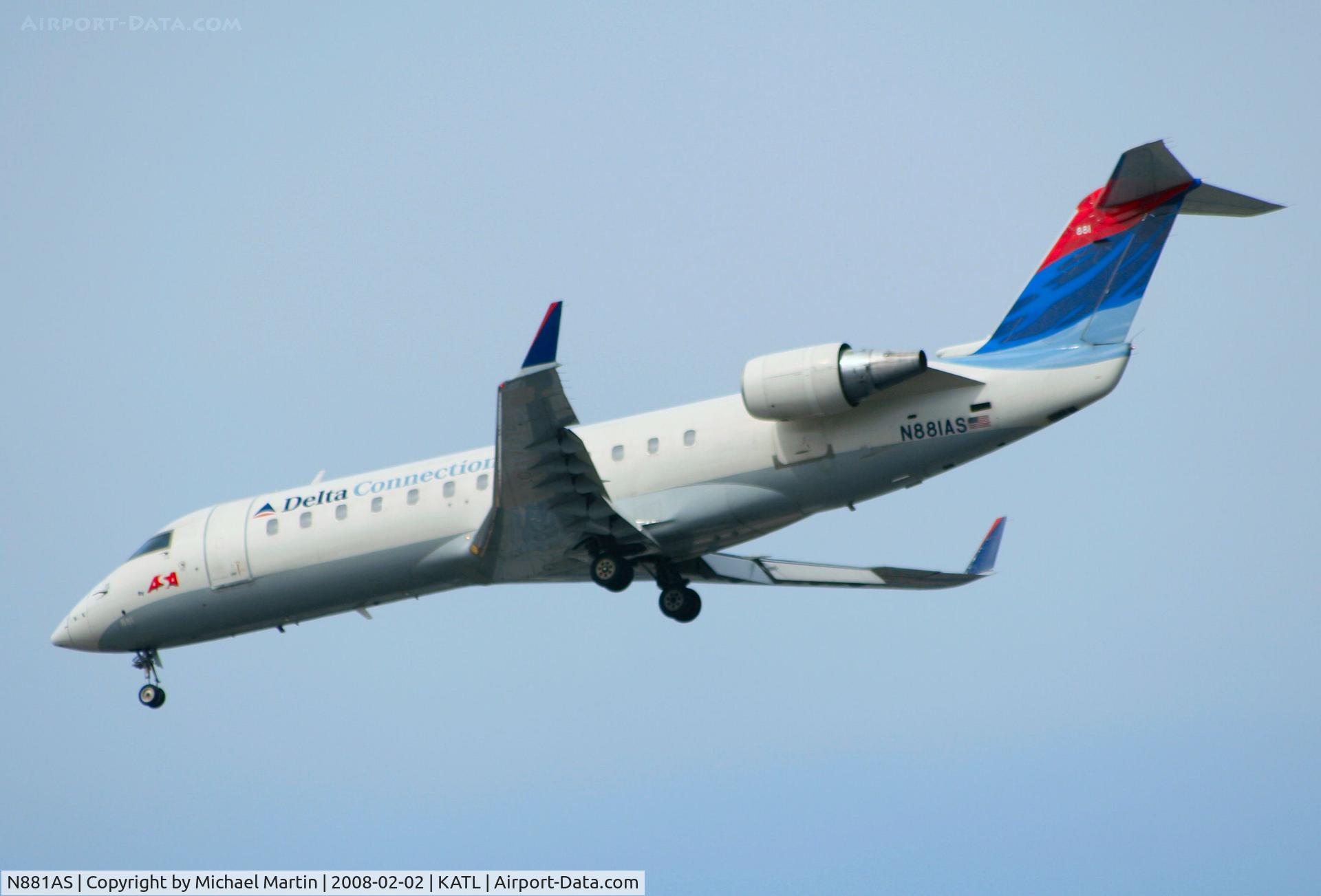 N881AS, 2001 Bombardier CRJ-200ER (CL-600-2B19) C/N 7496, Over the numbers of 26R
