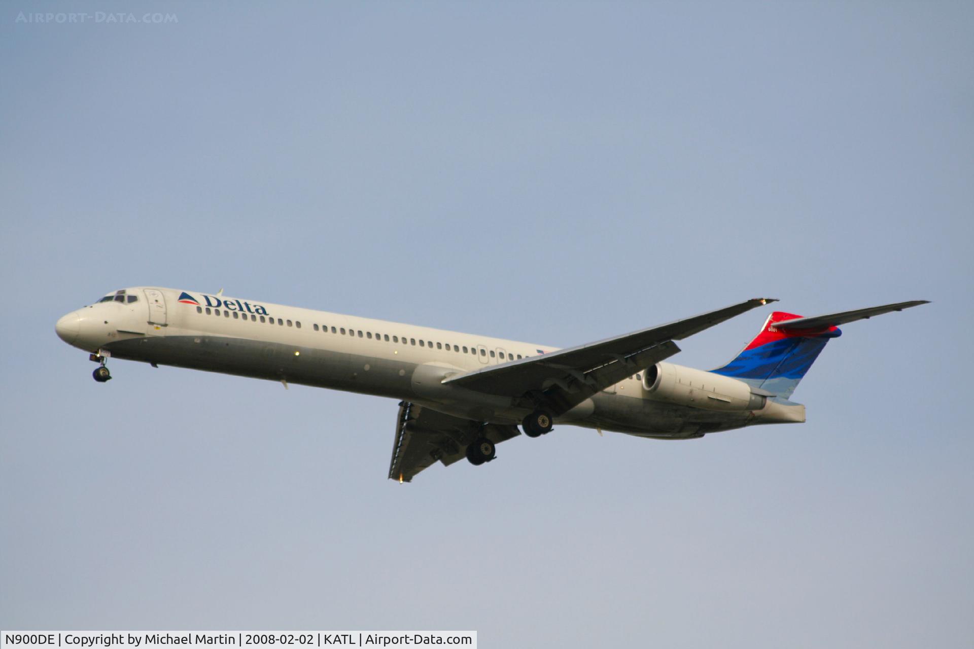 N900DE, 1992 McDonnell Douglas MD-88 C/N 53372, On final for Runway 26R