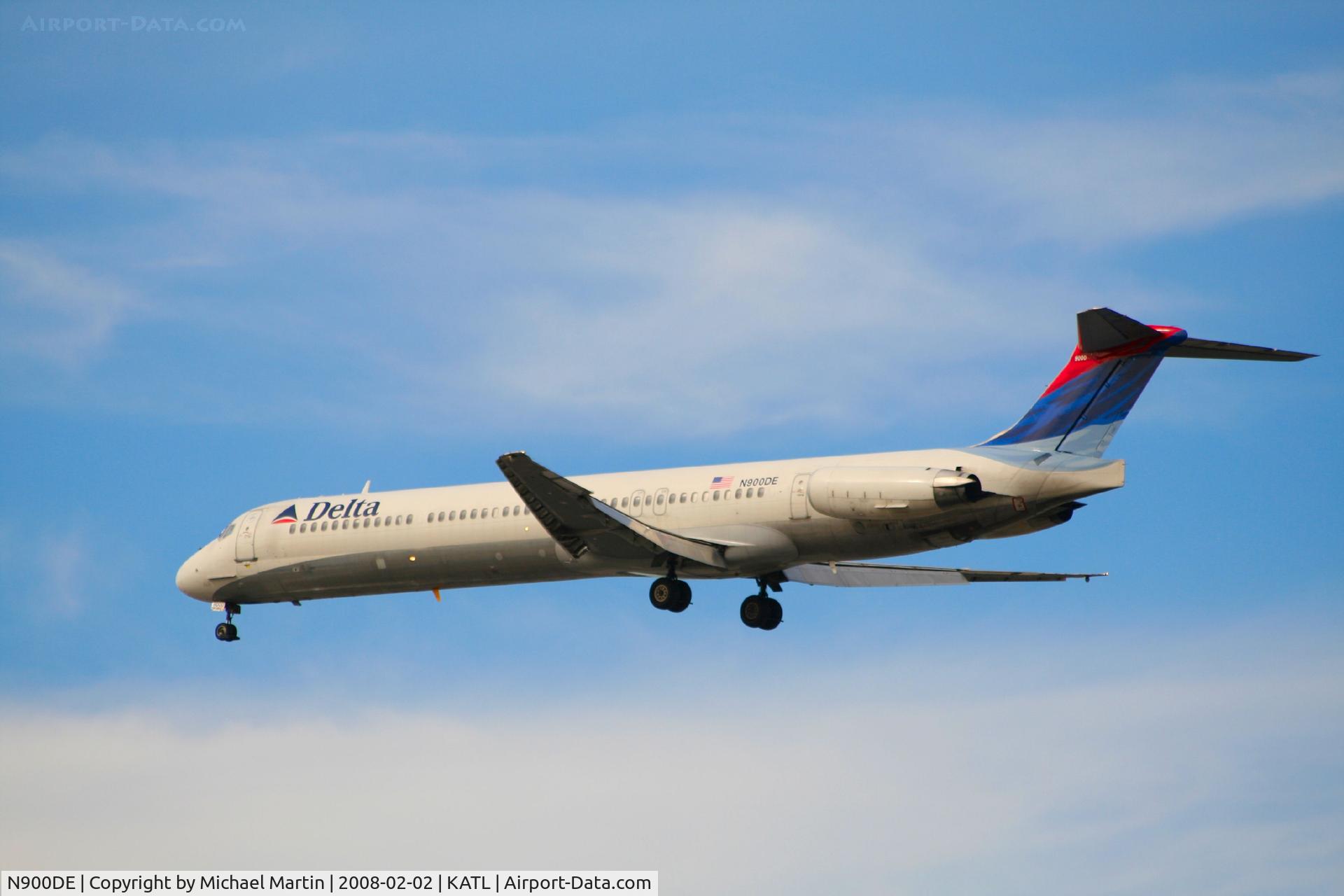 N900DE, 1992 McDonnell Douglas MD-88 C/N 53372, Over the numbers of 26R