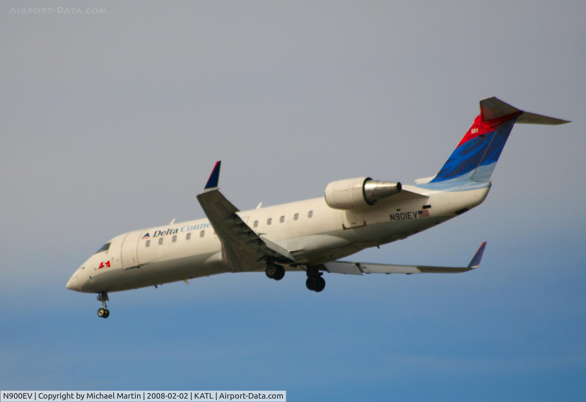 N900EV, 2002 Bombardier CRJ-200ER (CL-600-2B19) C/N 7608, Over the numbers of 26R
