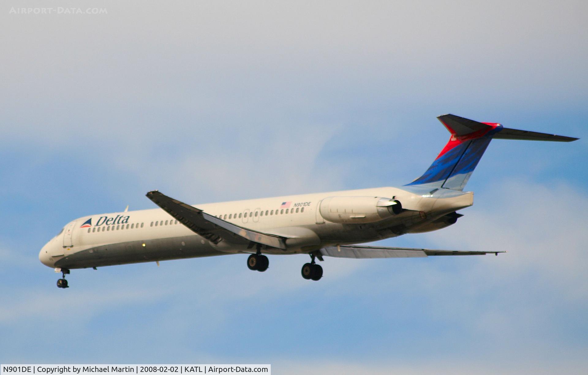 N901DE, 1992 McDonnell Douglas MD-88 C/N 53378, Over the numbers of 26R
