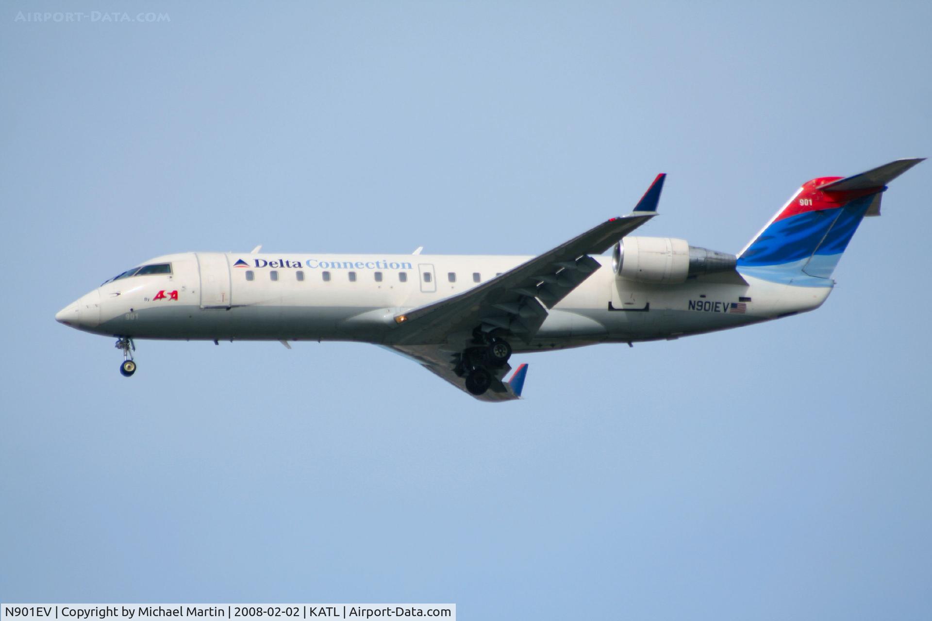 N901EV, 2002 Bombardier CRJ-200ER (CL-600-2B19) C/N 7616, On final for Runway 26R