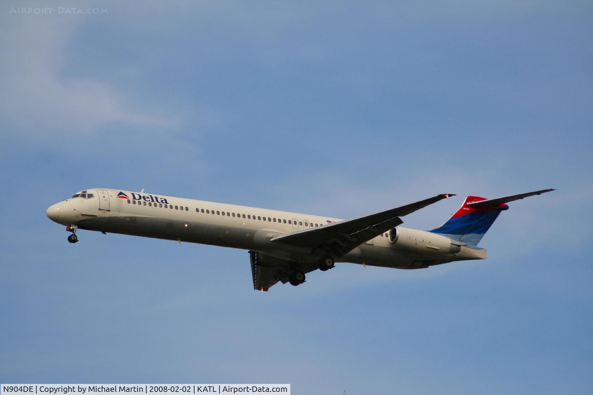 N904DE, 1992 McDonnell Douglas MD-88 C/N 53409, On final for Runway 26R
