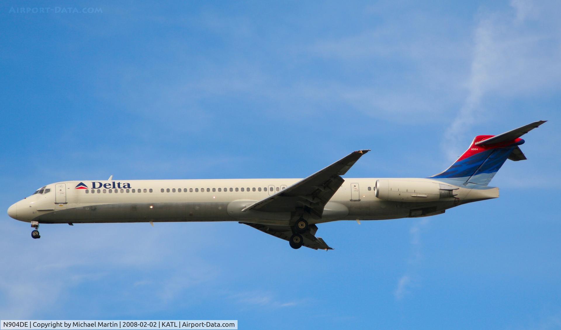N904DE, 1992 McDonnell Douglas MD-88 C/N 53409, On final for Runway 26R