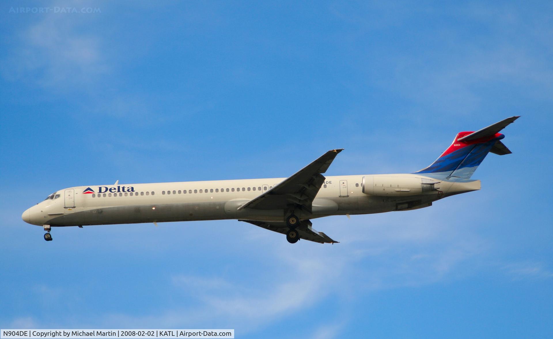 N904DE, 1992 McDonnell Douglas MD-88 C/N 53409, On final for Runway 26R