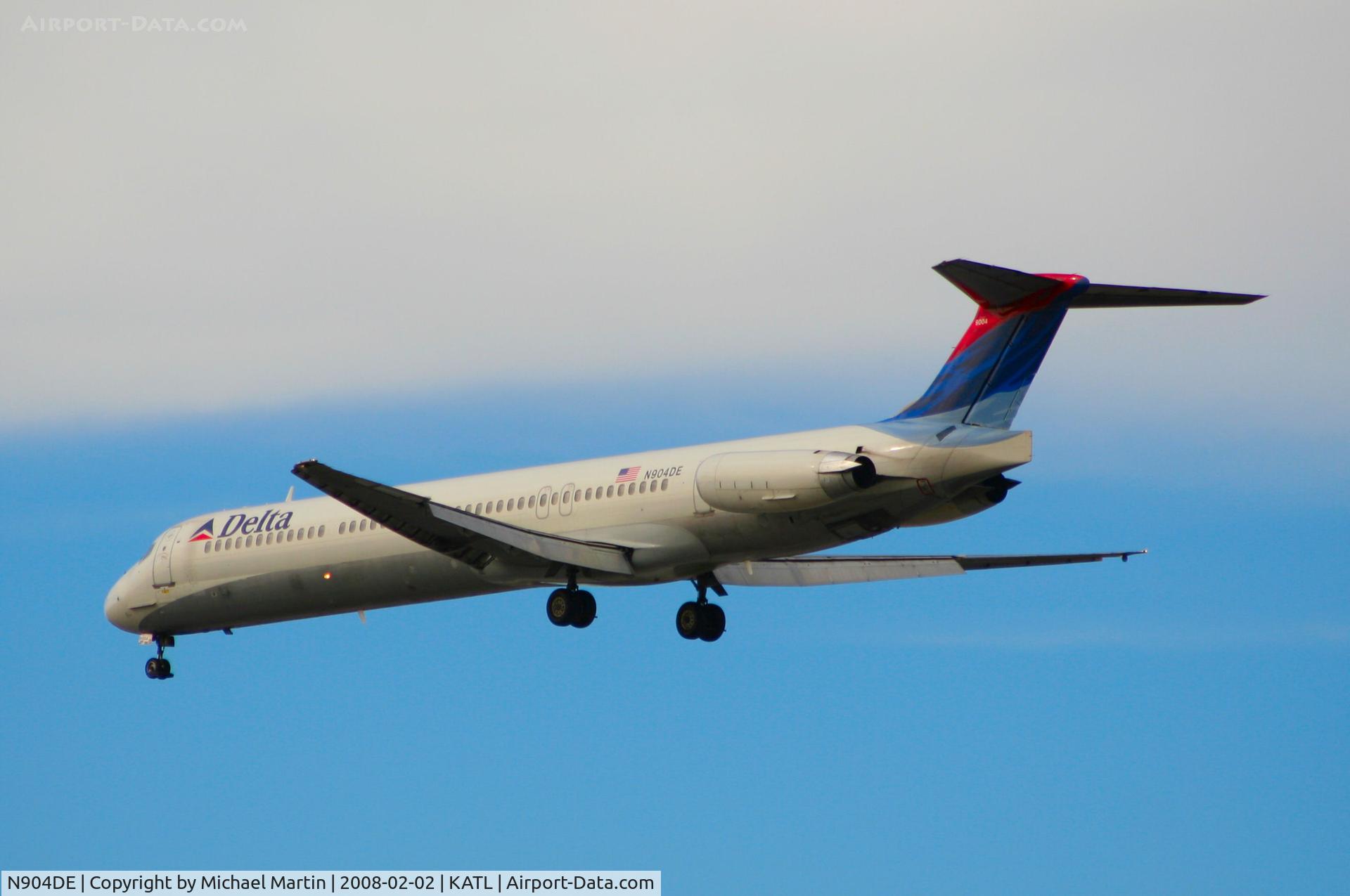 N904DE, 1992 McDonnell Douglas MD-88 C/N 53409, Over the numbers of 26R