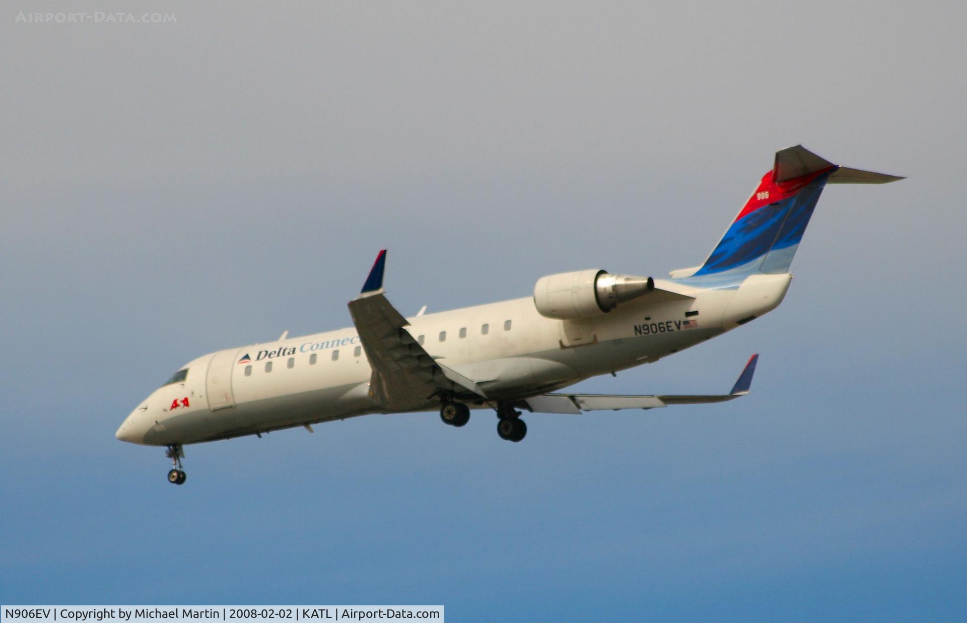 N906EV, 2002 Bombardier CRJ-200ER (CL-600-2B19) C/N 7642, Over the numbers of 26R