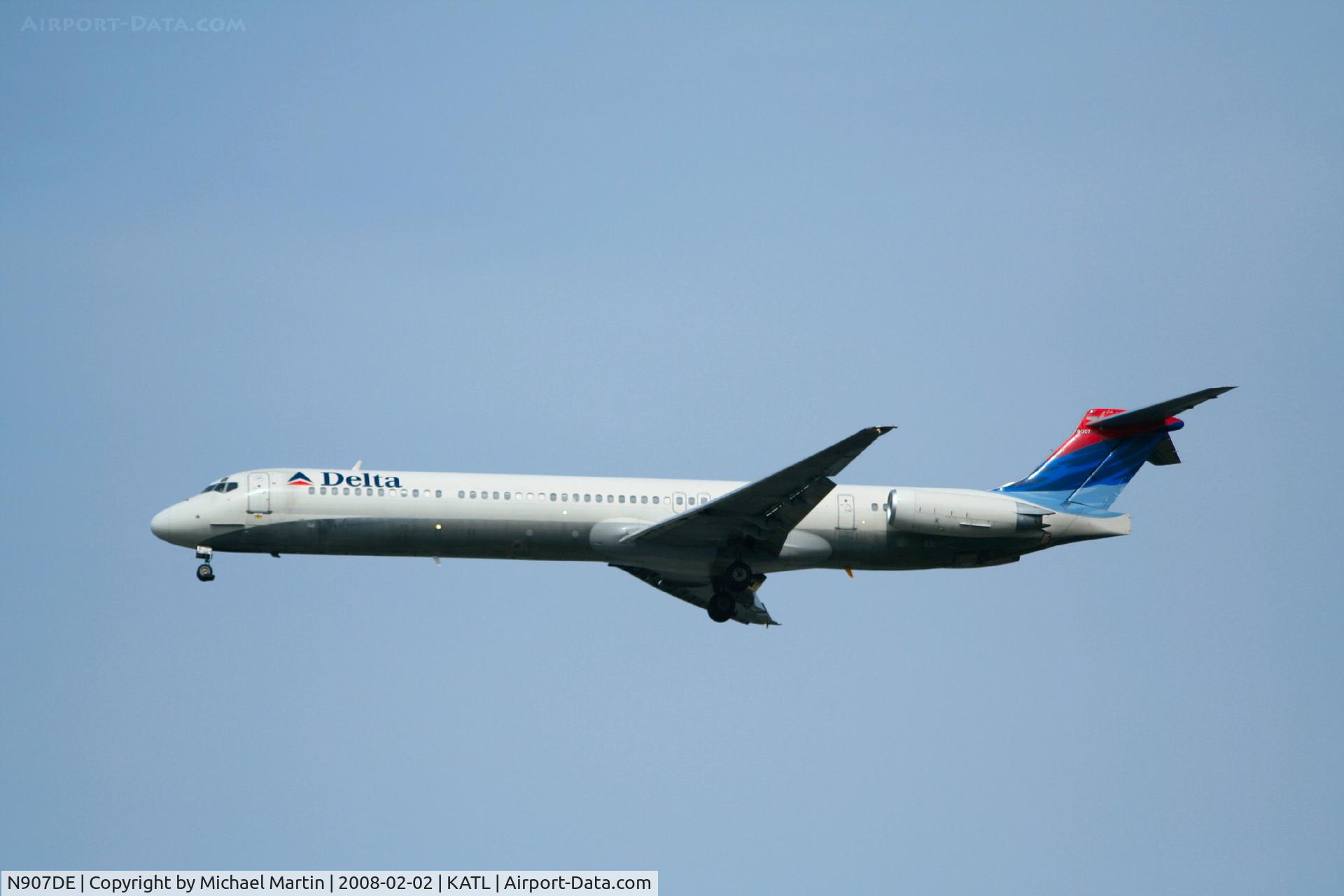 N907DE, 1992 McDonnell Douglas MD-88 C/N 53416, On final for Runway 26R