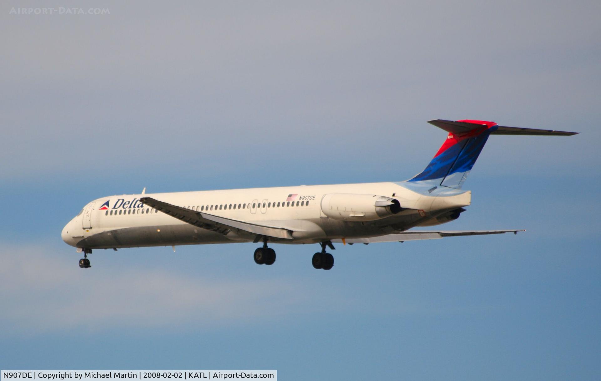 N907DE, 1992 McDonnell Douglas MD-88 C/N 53416, Over the numbers of 26R