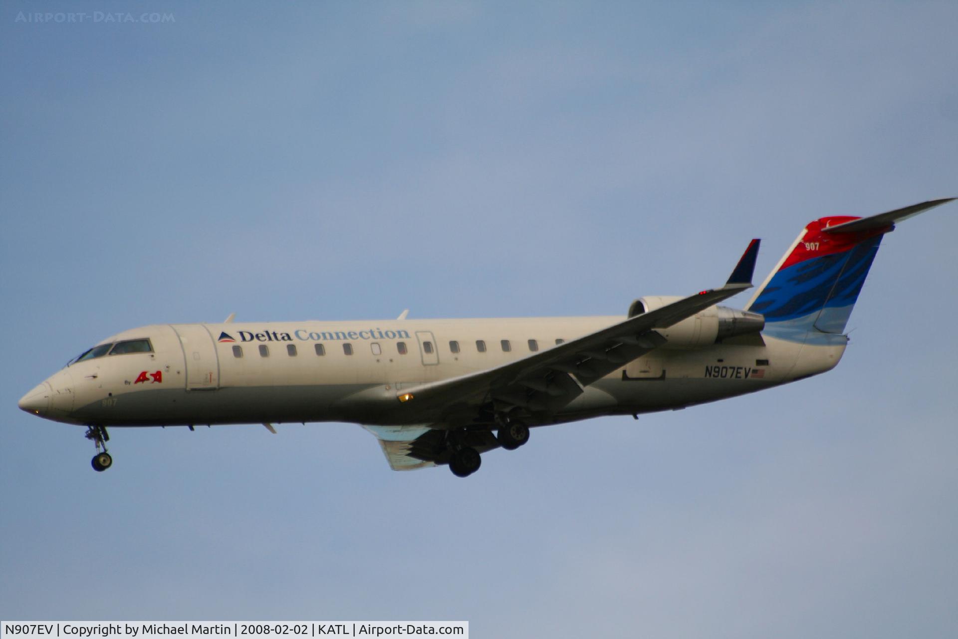 N907EV, 2002 Bombardier CRJ-200ER (CL-600-2B19) C/N 7648, On final for Runway 26R