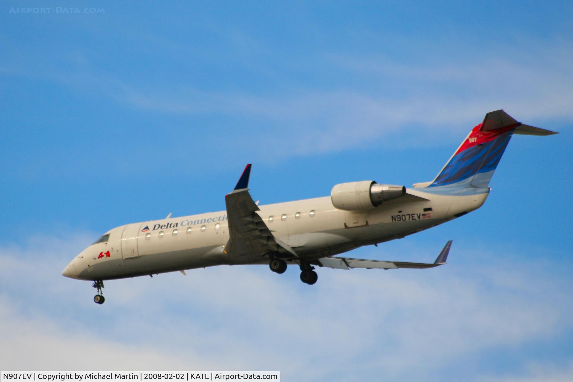 N907EV, 2002 Bombardier CRJ-200ER (CL-600-2B19) C/N 7648, Over the numbers of 26R