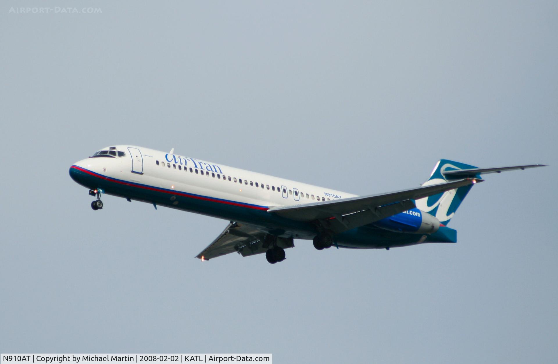 N910AT, 2001 Boeing 717-200 C/N 55086, On final for Runway 26R