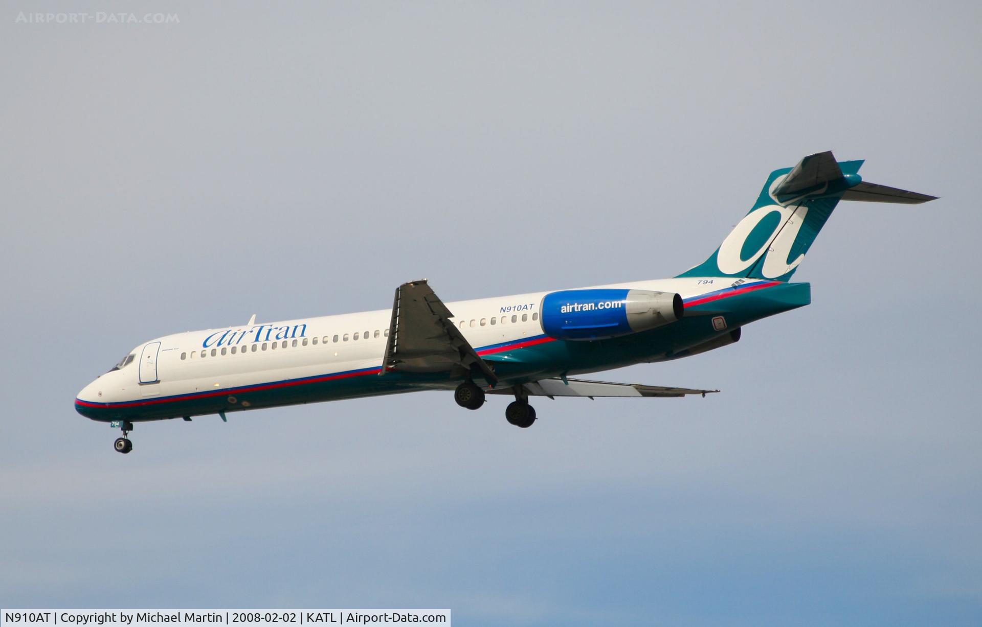 N910AT, 2001 Boeing 717-200 C/N 55086, Over the numbers of 26R