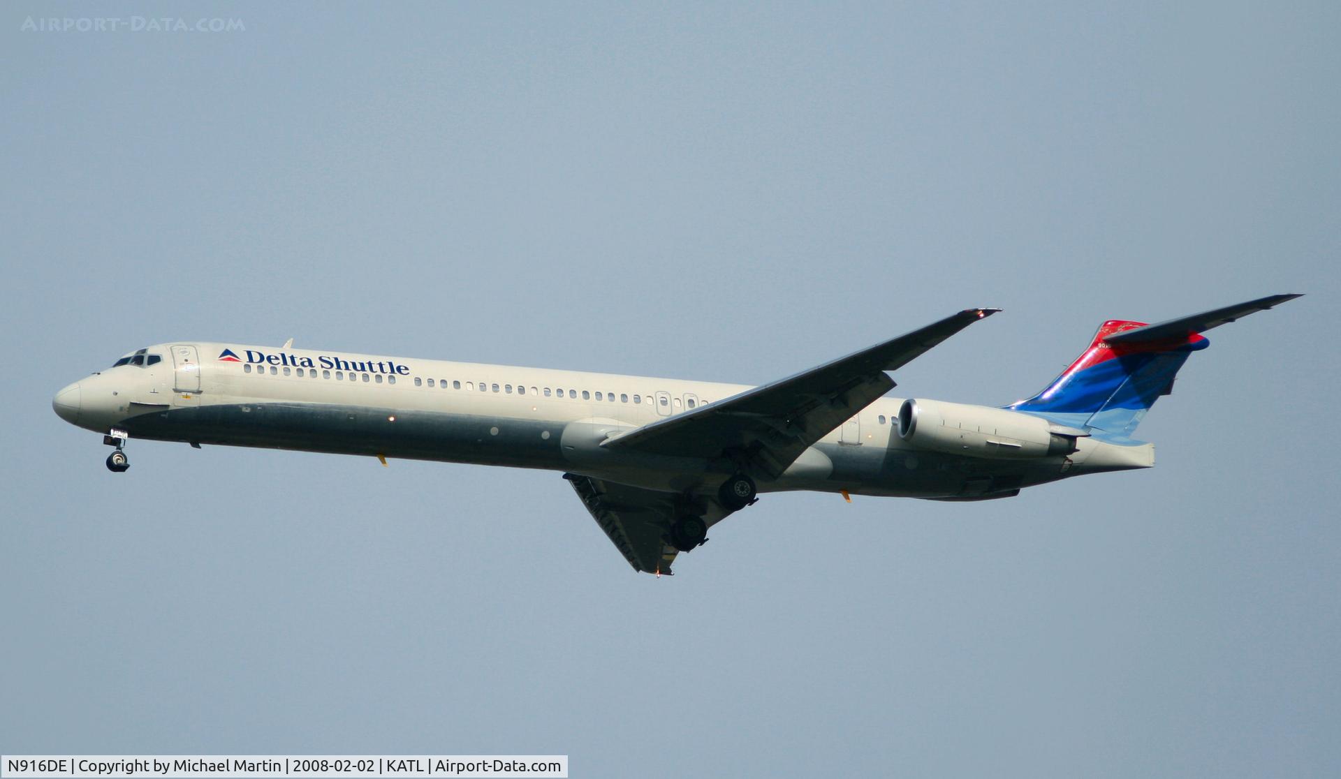 N916DE, 1993 McDonnell Douglas MD-88 C/N 53421, On final for Runway 26R
