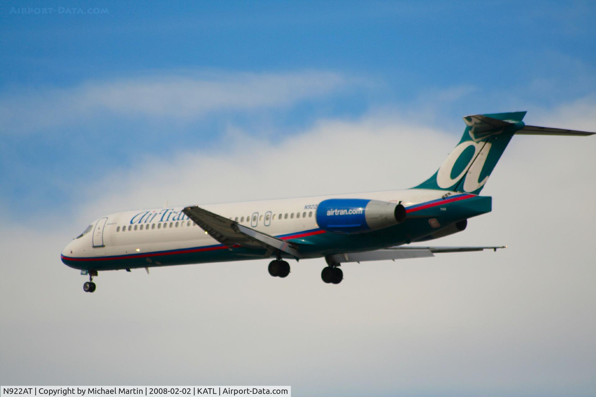 N922AT, 2005 Boeing 717-200 C/N 55050, Over the numbers of 26R
