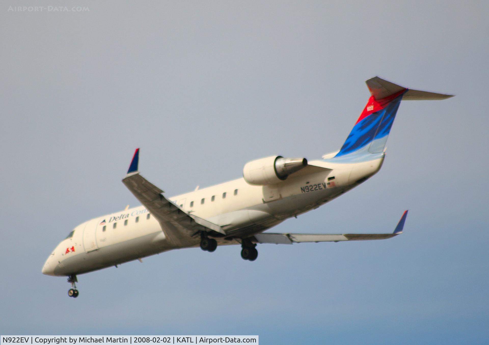 N922EV, 2003 Bombardier CRJ-200ER (CL-600-2B19) C/N 7822, Over the numbers of 26R