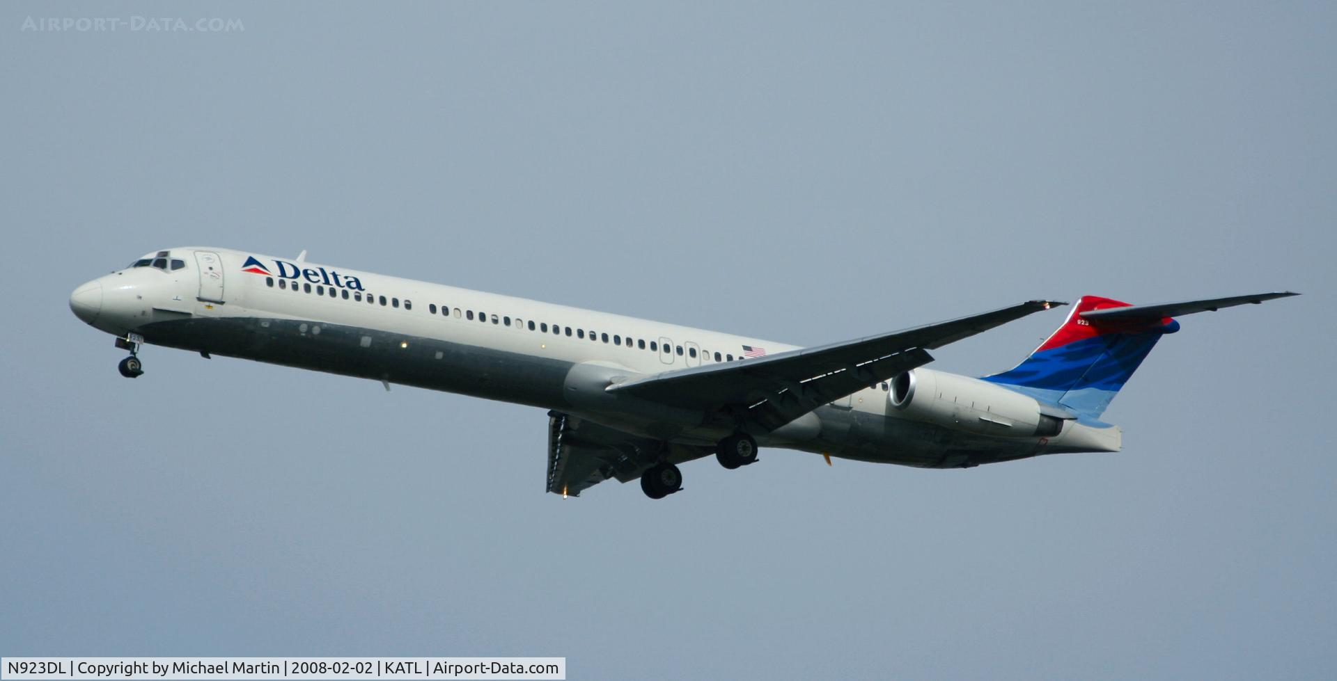 N923DL, 1988 McDonnell Douglas MD-88 C/N 49705, On final for Runway 26R