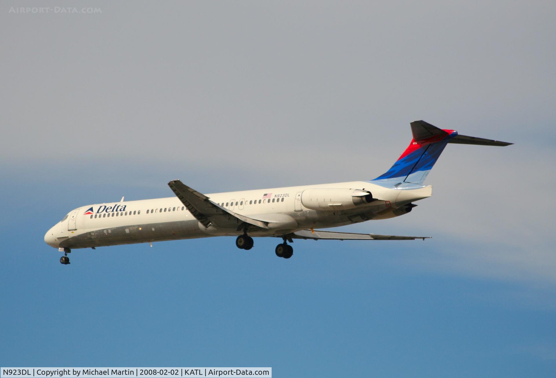 N923DL, 1988 McDonnell Douglas MD-88 C/N 49705, Over the numbers of 26R