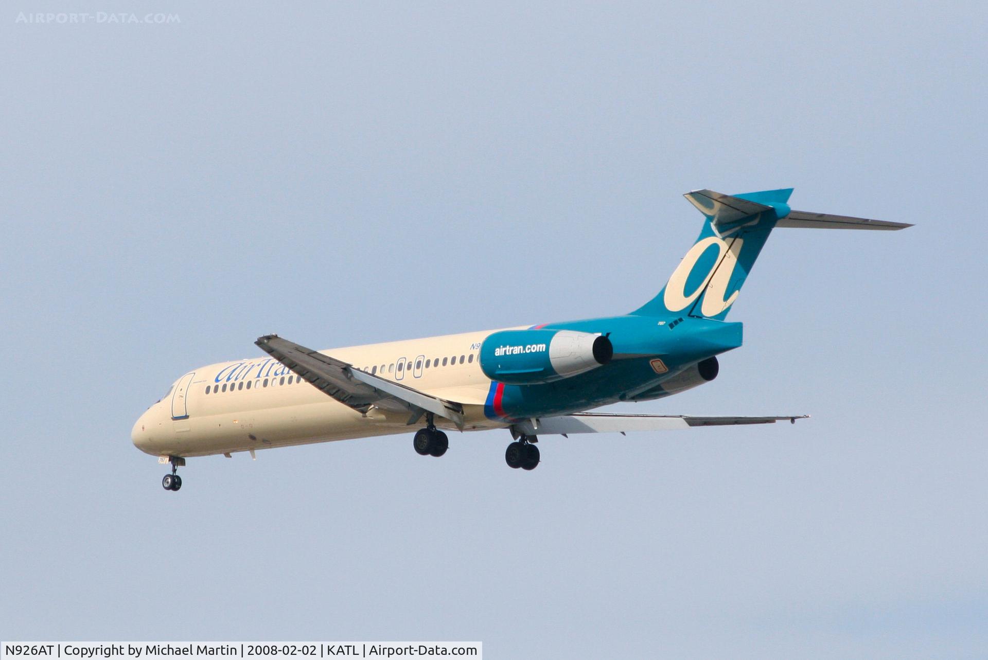 N926AT, 2000 Boeing 717-200 C/N 55078, Over the numbers of 26R