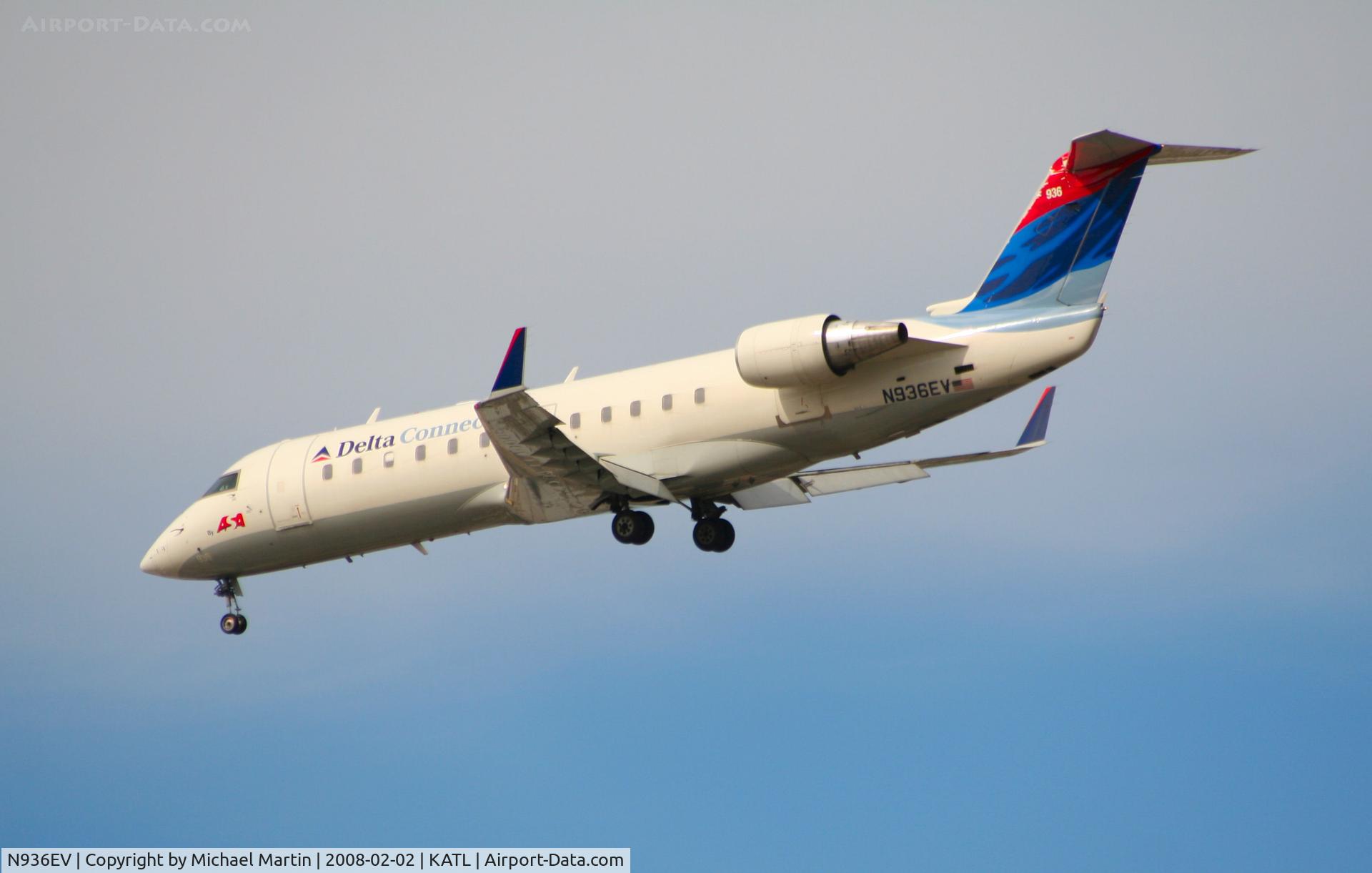 N936EV, 2005 Bombardier CRJ-200ER (CL-600-2B19) C/N 8038, Over the numbers of 26R