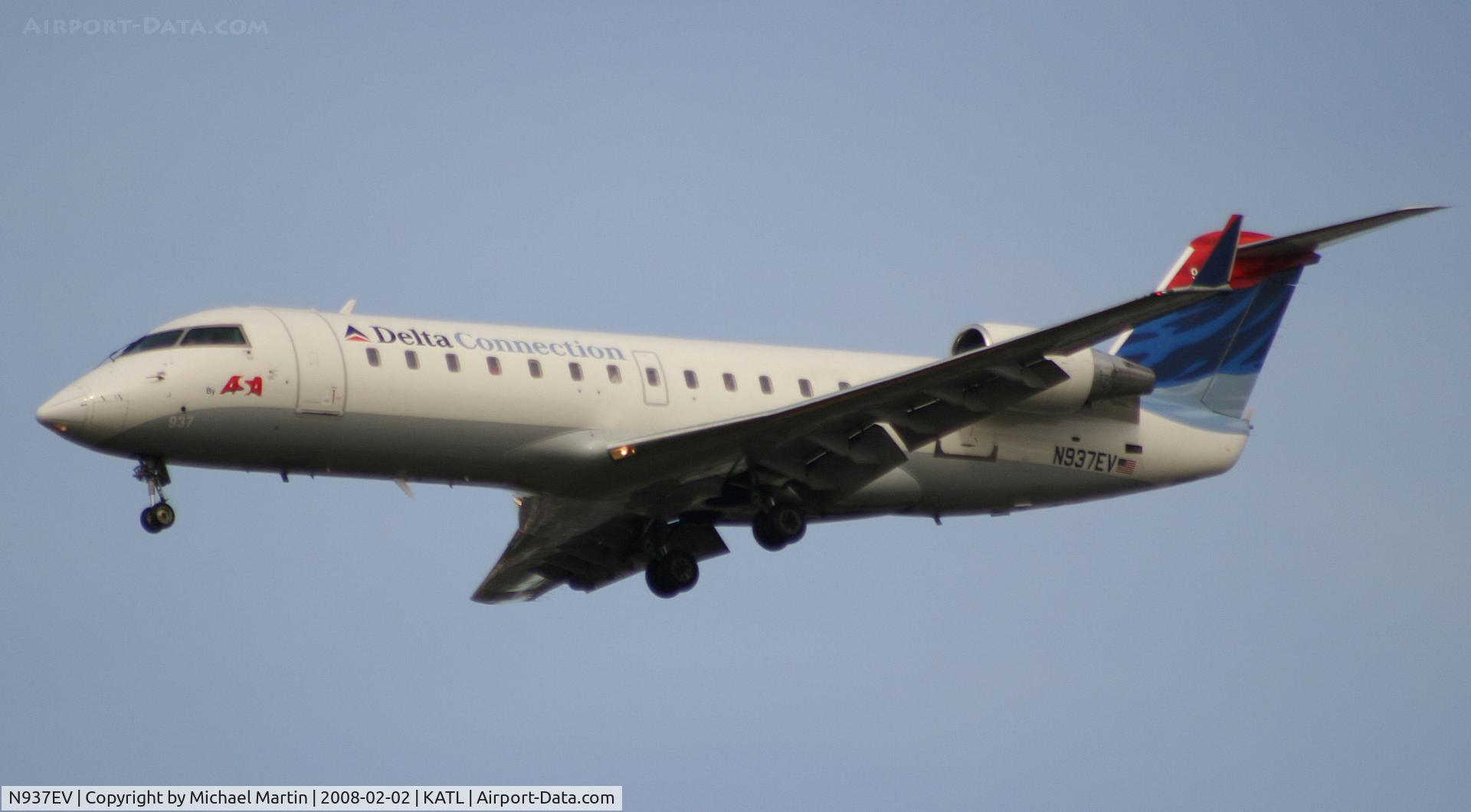 N937EV, 2005 Bombardier CRJ-200ER (CL-600-2B19) C/N 8042, On final for Runway 26R
