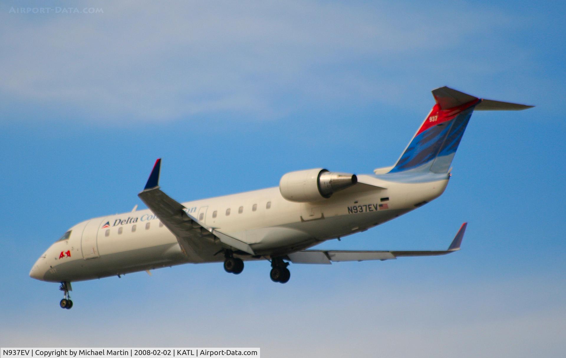 N937EV, 2005 Bombardier CRJ-200ER (CL-600-2B19) C/N 8042, Over the numbers of 26R