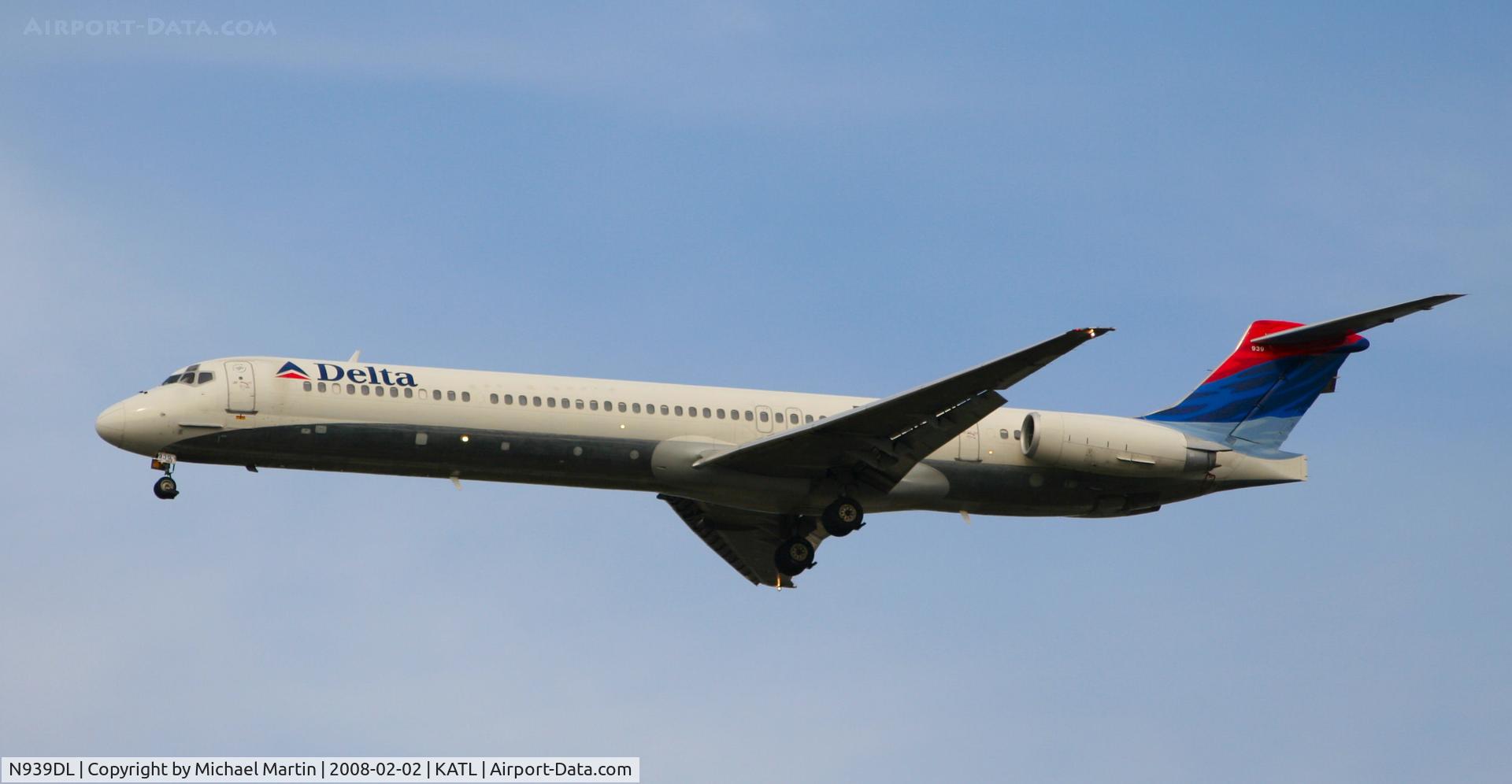 N939DL, 1989 McDonnell Douglas MD-88 C/N 49812, On final for Runway 26R