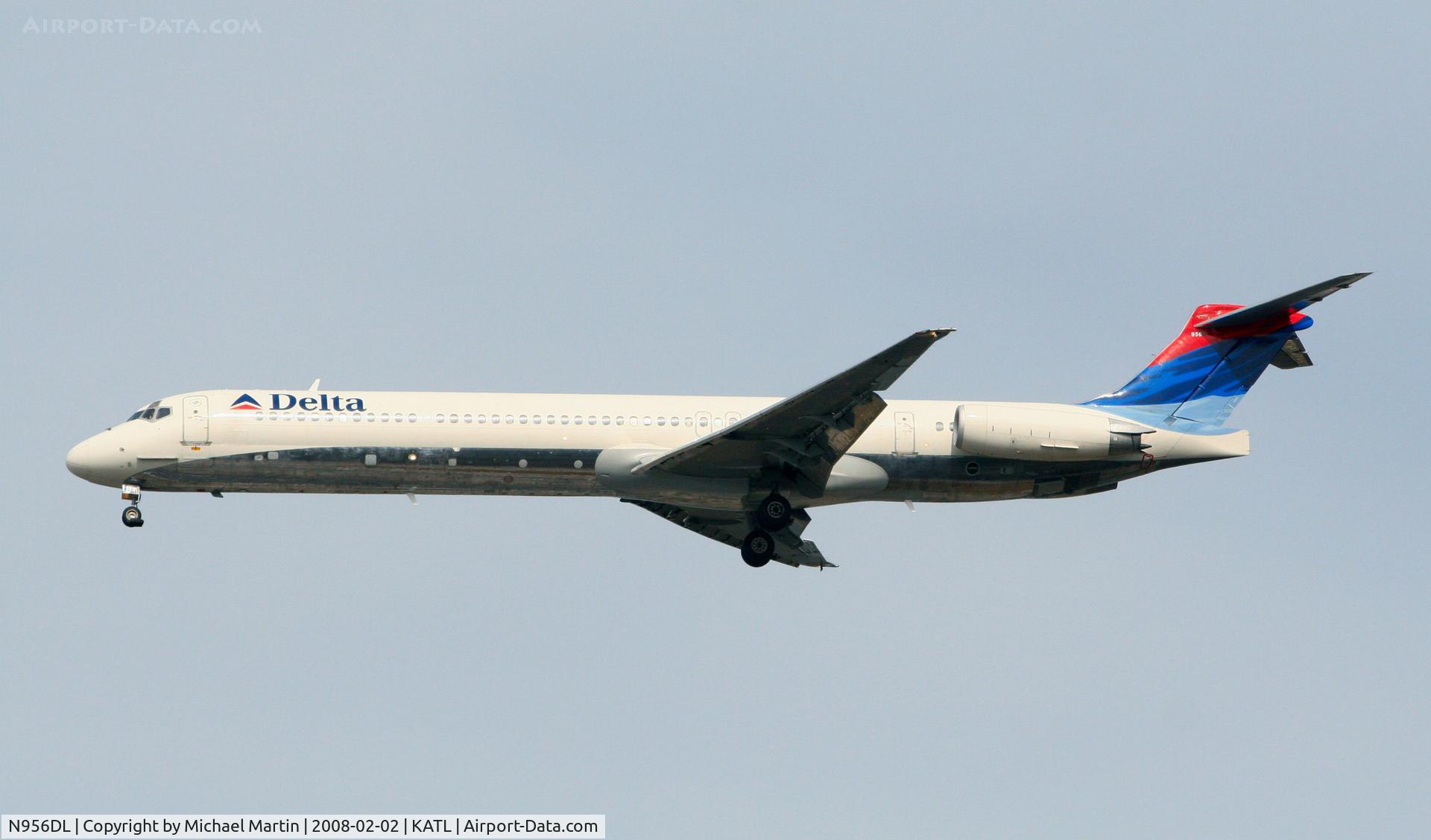 N956DL, 1990 McDonnell Douglas MD-88 C/N 49887, On final for Runway 26R