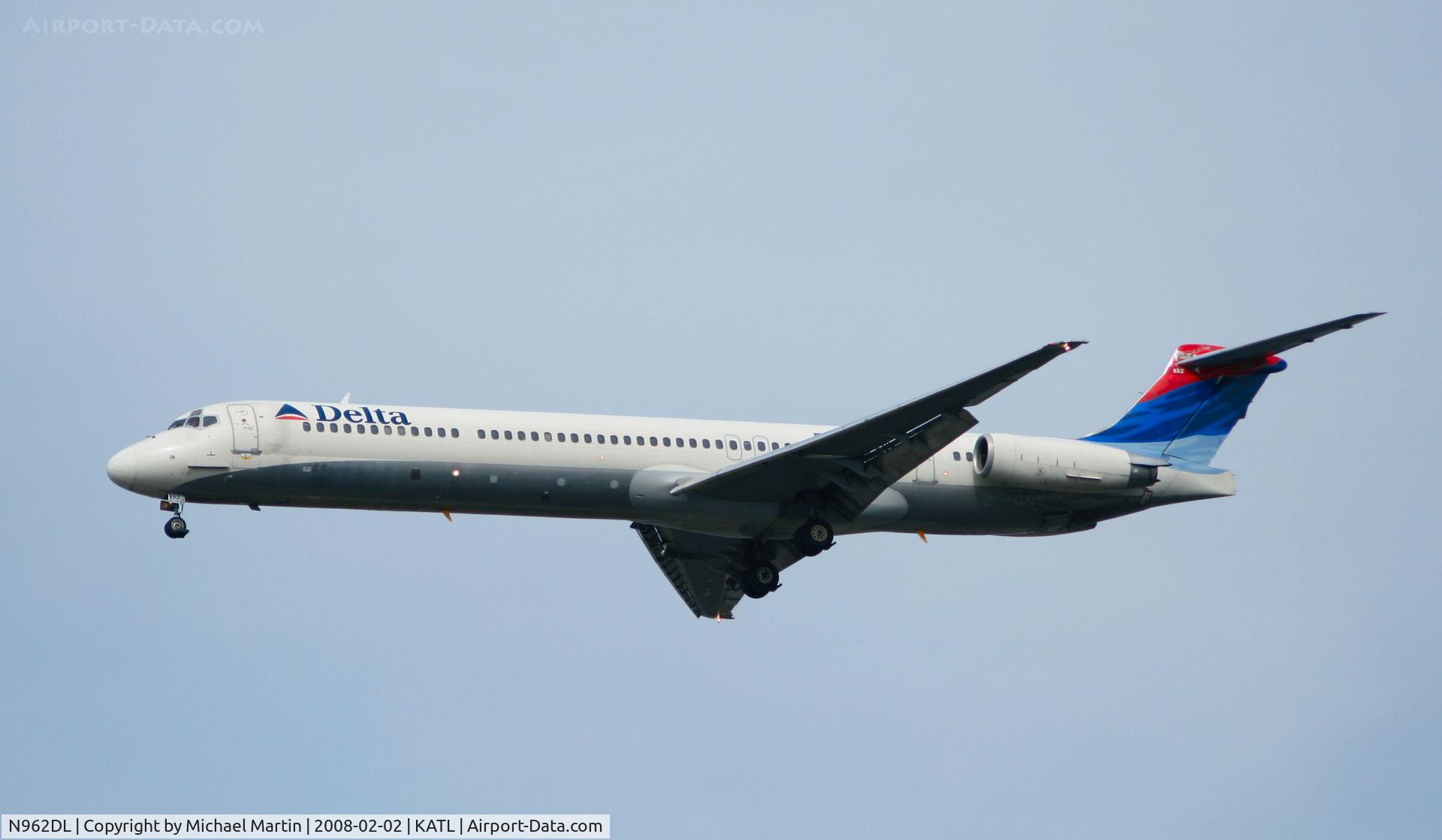 N962DL, 1990 McDonnell Douglas MD-88 C/N 49981, On final for Runway 26R