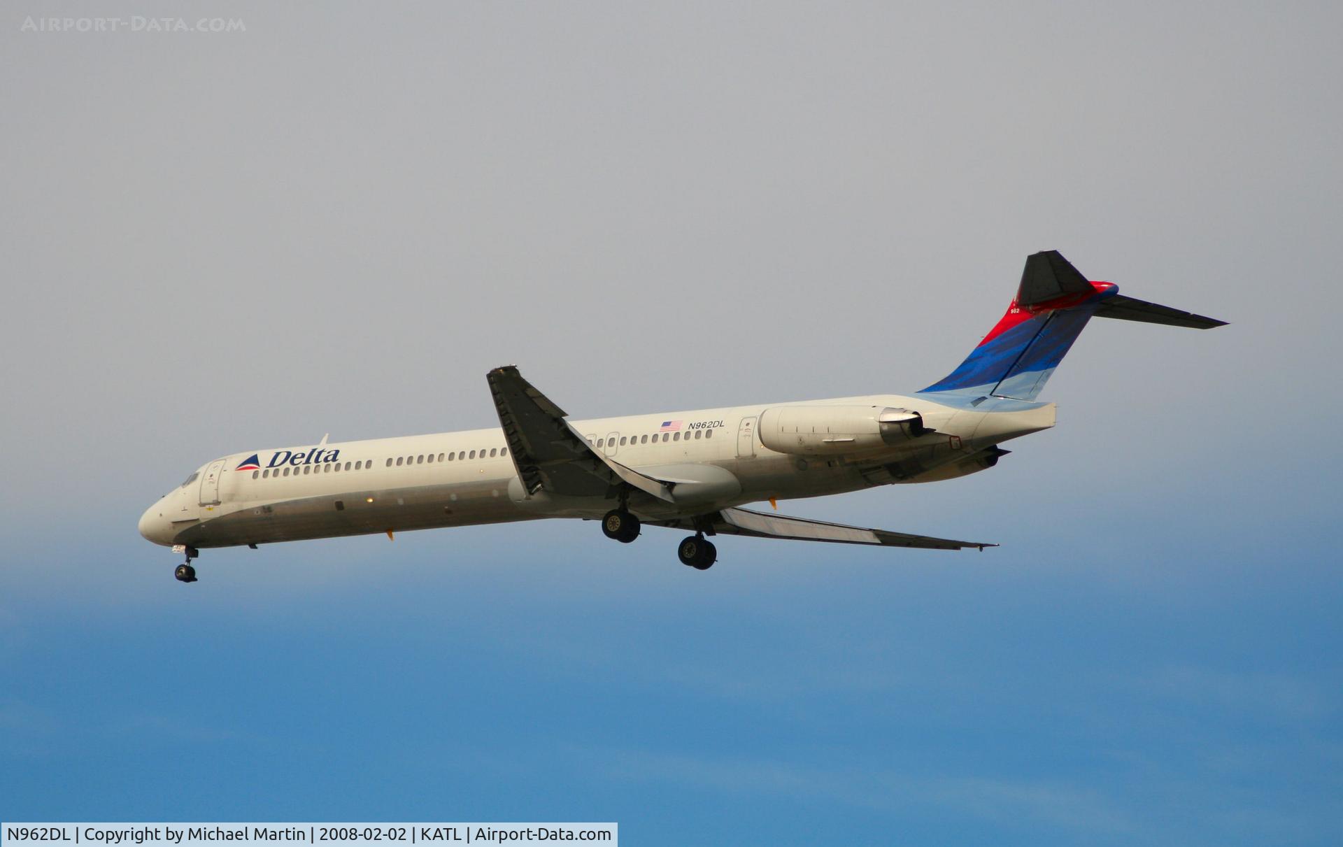 N962DL, 1990 McDonnell Douglas MD-88 C/N 49981, Over the numbers of 26R