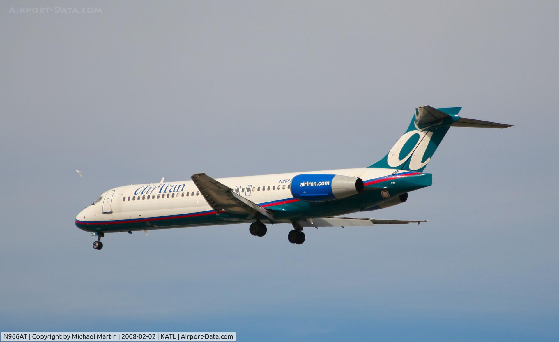 N966AT, 2001 Boeing 717-200 C/N 55027, Over the numbers of 26R