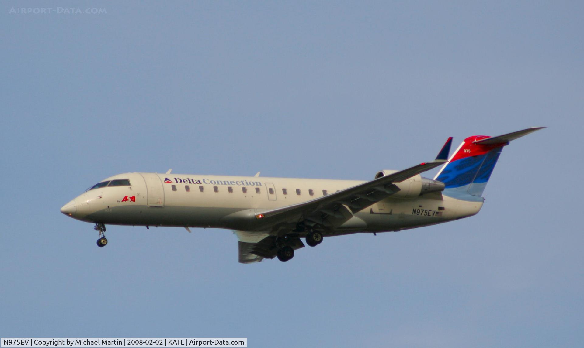 N975EV, 2001 Bombardier CRJ-200ER (CL-600-2B19) C/N 7599, On final for Runway 26R