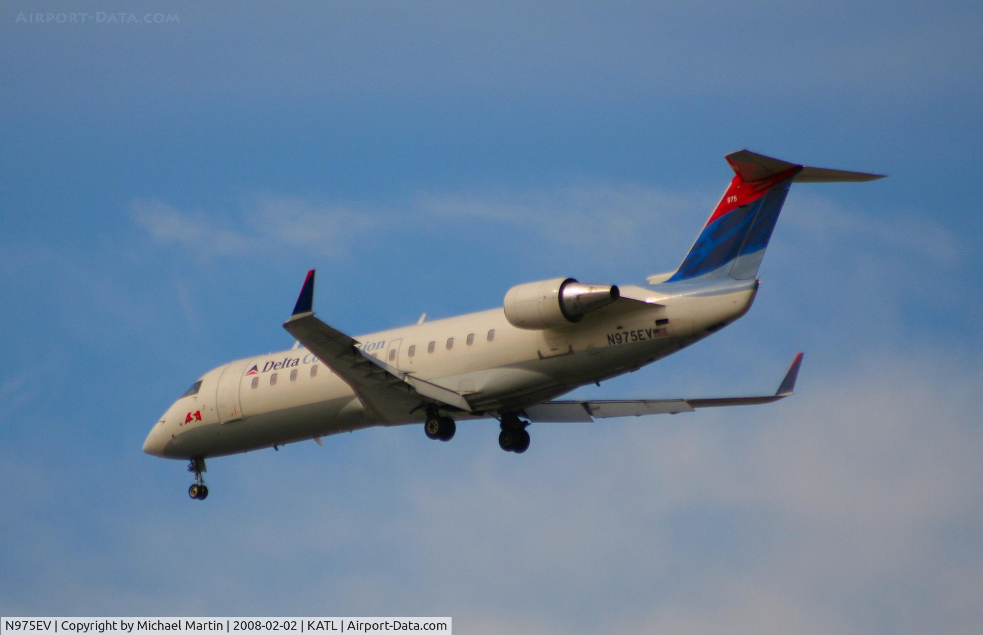 N975EV, 2001 Bombardier CRJ-200ER (CL-600-2B19) C/N 7599, Over the numbers of 26R