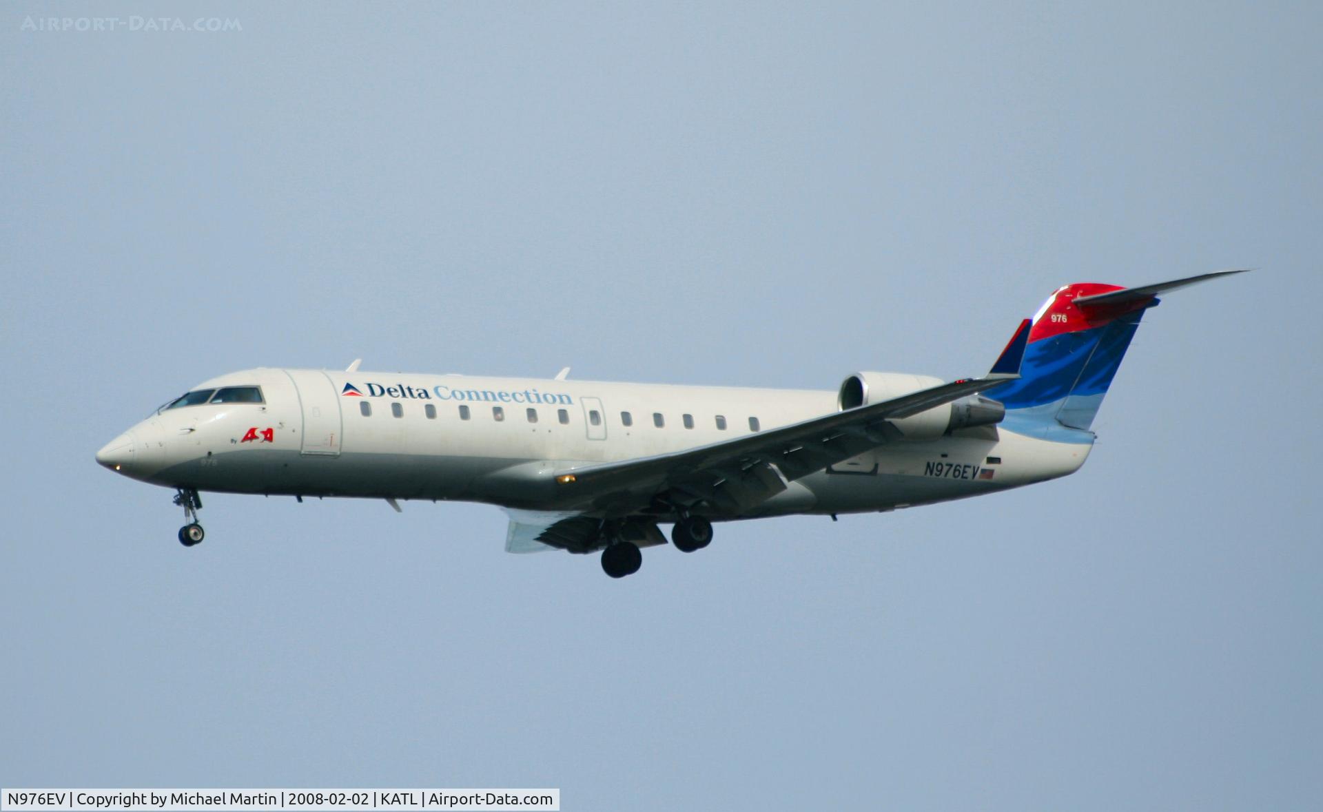 N976EV, 2001 Bombardier CRJ-200ER (CL-600-2B19) C/N 7601, On final for Runway 26R