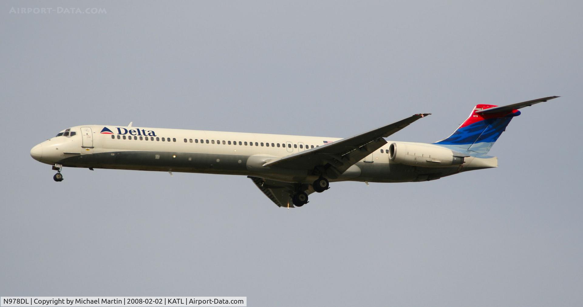 N978DL, 1991 McDonnell Douglas MD-88 C/N 53259, On final for Runway 26R