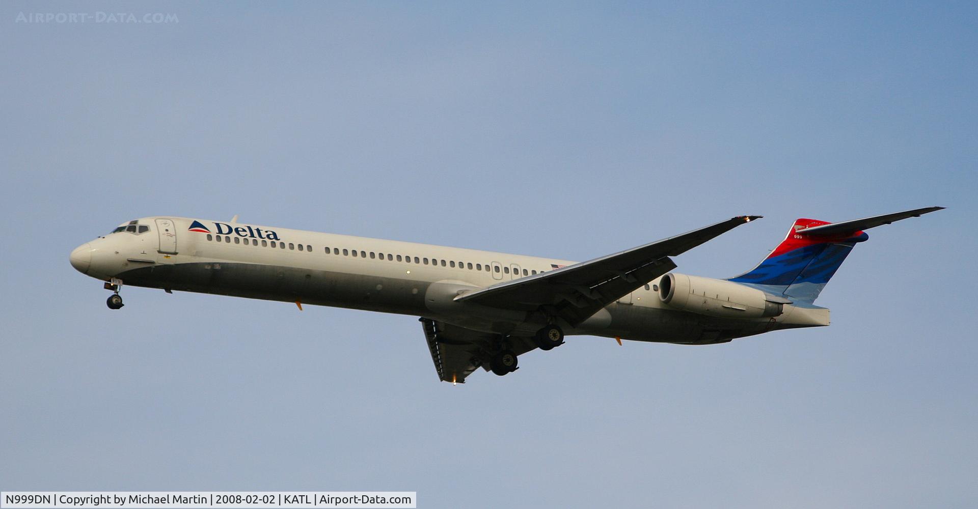 N999DN, 1992 McDonnell Douglas MD-88 C/N 53371, On final for Runway 26R