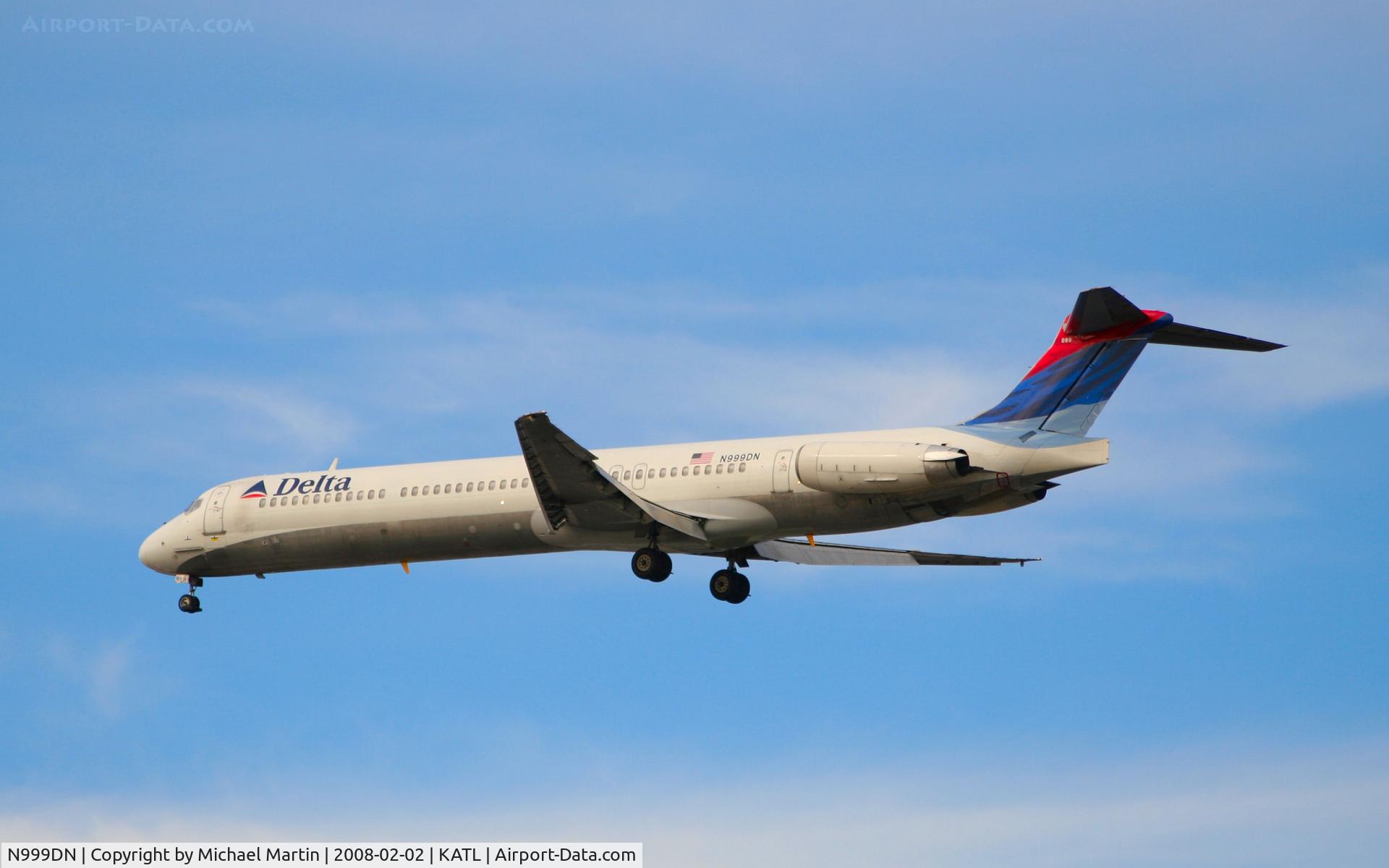 N999DN, 1992 McDonnell Douglas MD-88 C/N 53371, Over the numbers of 26R
