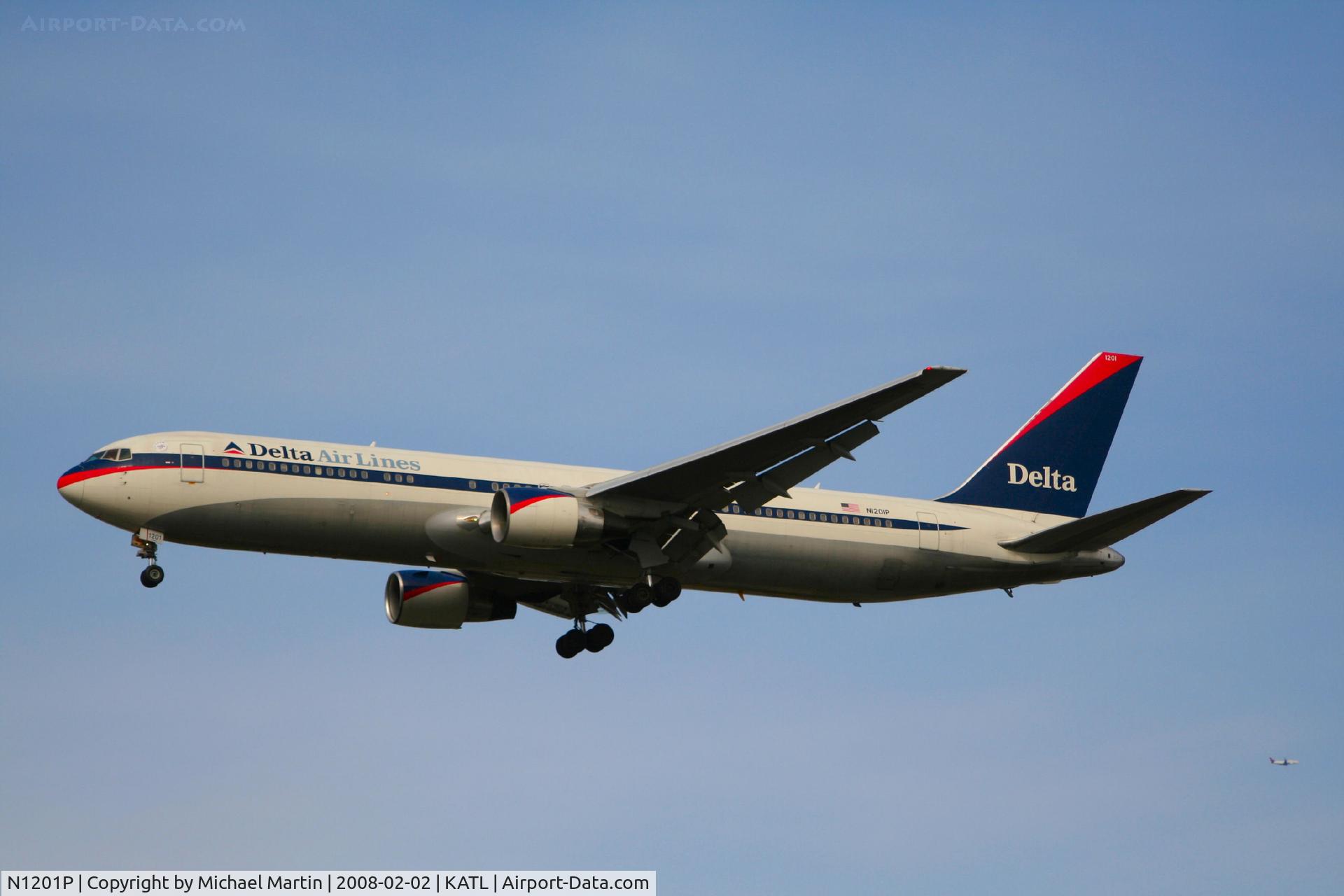 N1201P, 1998 Boeing 767-332 C/N 28458, On final for Runway 26R