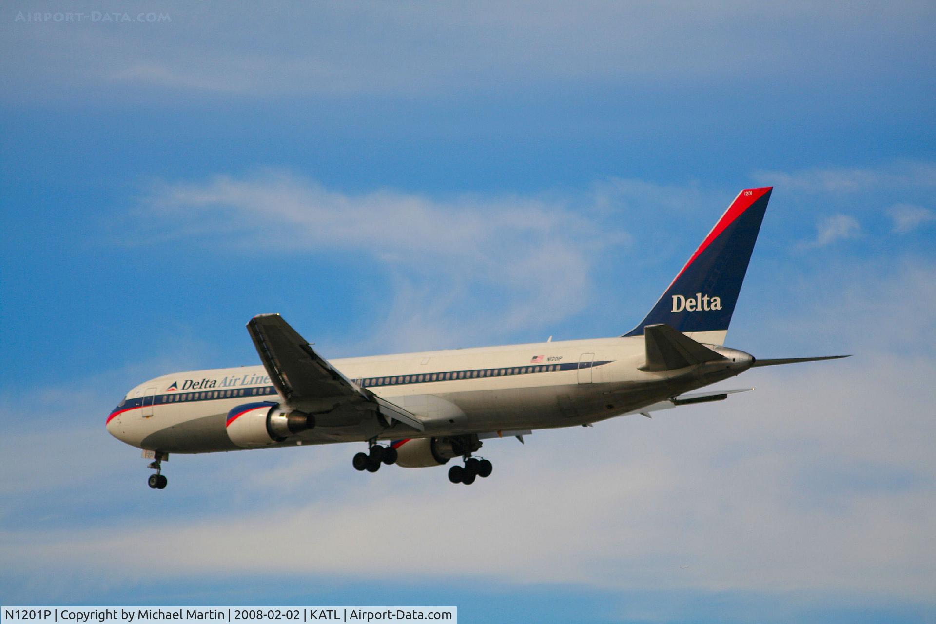N1201P, 1998 Boeing 767-332 C/N 28458, Over the numbers of 26R