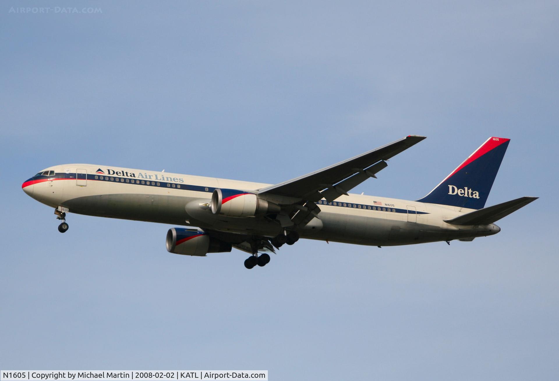 N1605, 1999 Boeing 767-332 C/N 30198, On final for Runway 26R